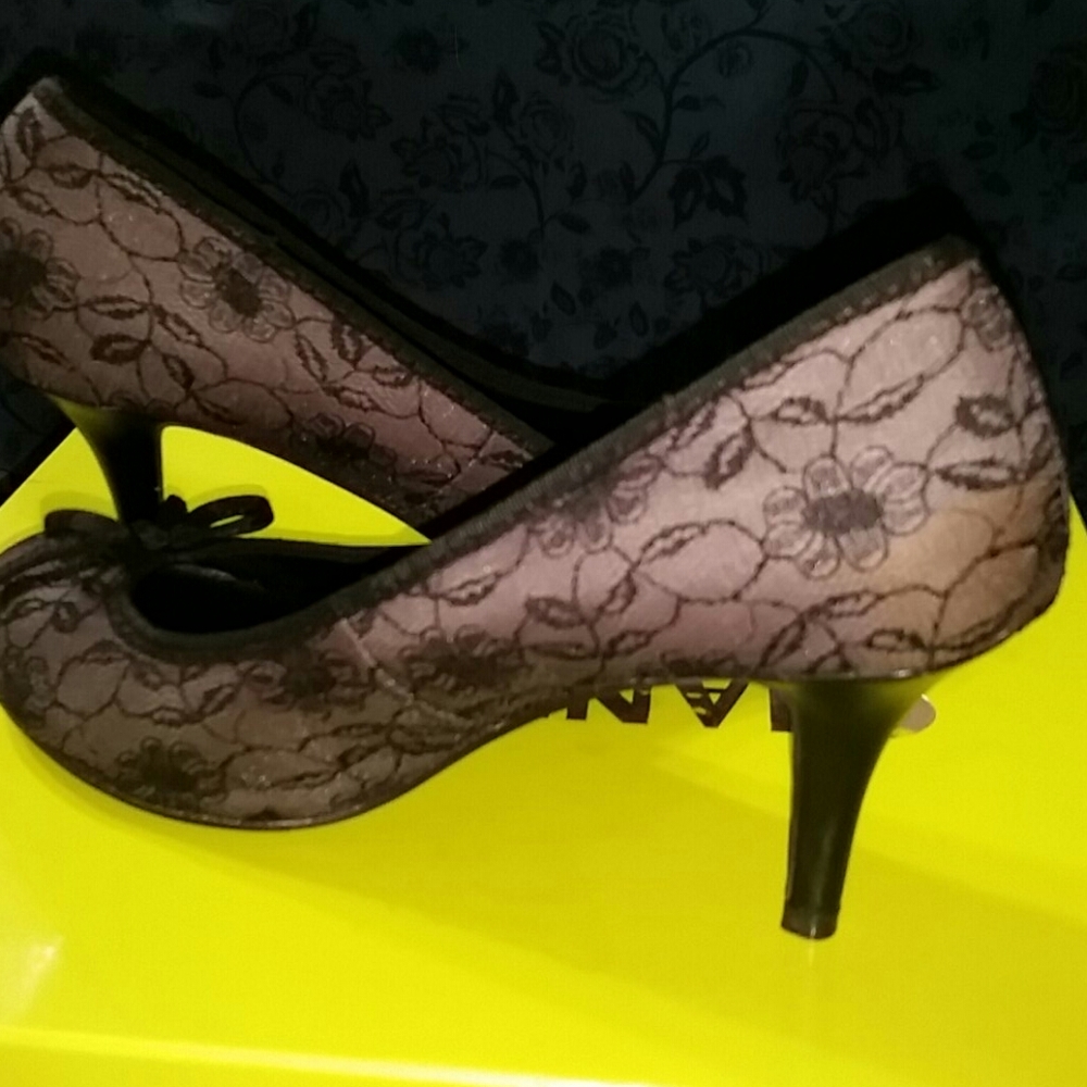 Black floral lace bow toe spike heels pumps